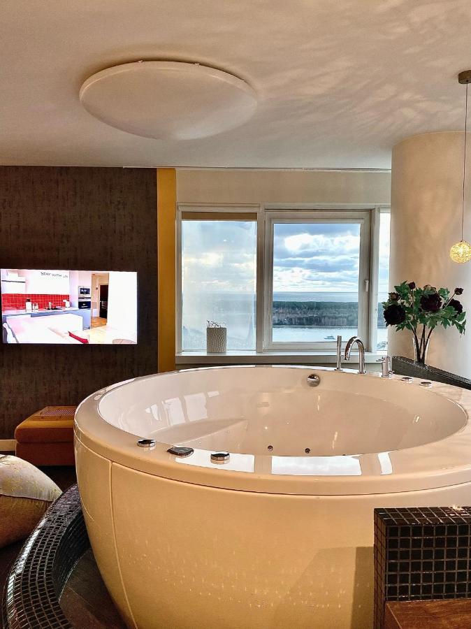 Sky Flat Jacuzzi 27 Floor Apartment Klaipeda Exterior photo